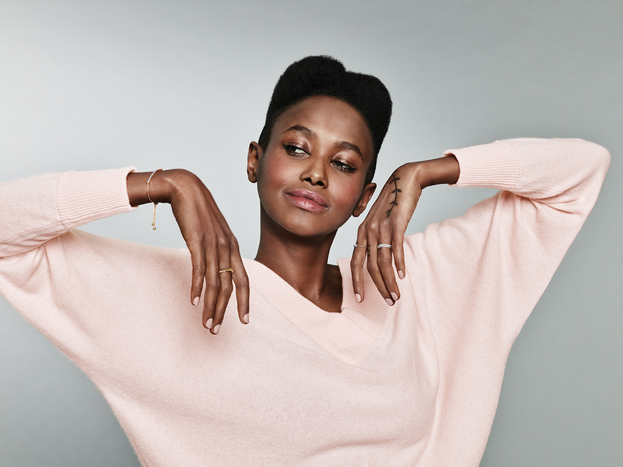 CHRIST_sRGB_CHR_38_FRUE_HandsUp_60120927_60120145_60120293_87566714_60_10